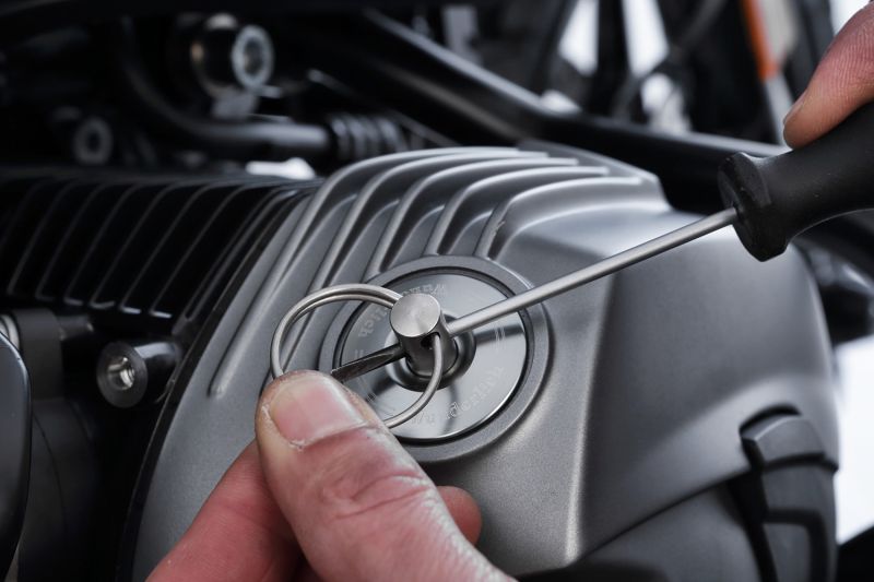 Wunderlich Safety oil filler plug - titanium image 2